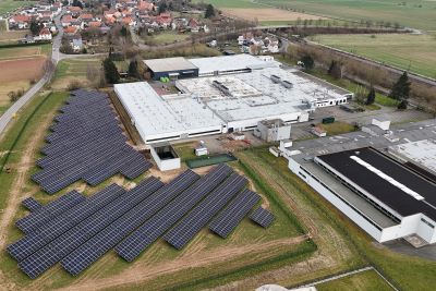 YKK Außenansicht mit Solarfeld YKK Außenansicht mit Solarfeld