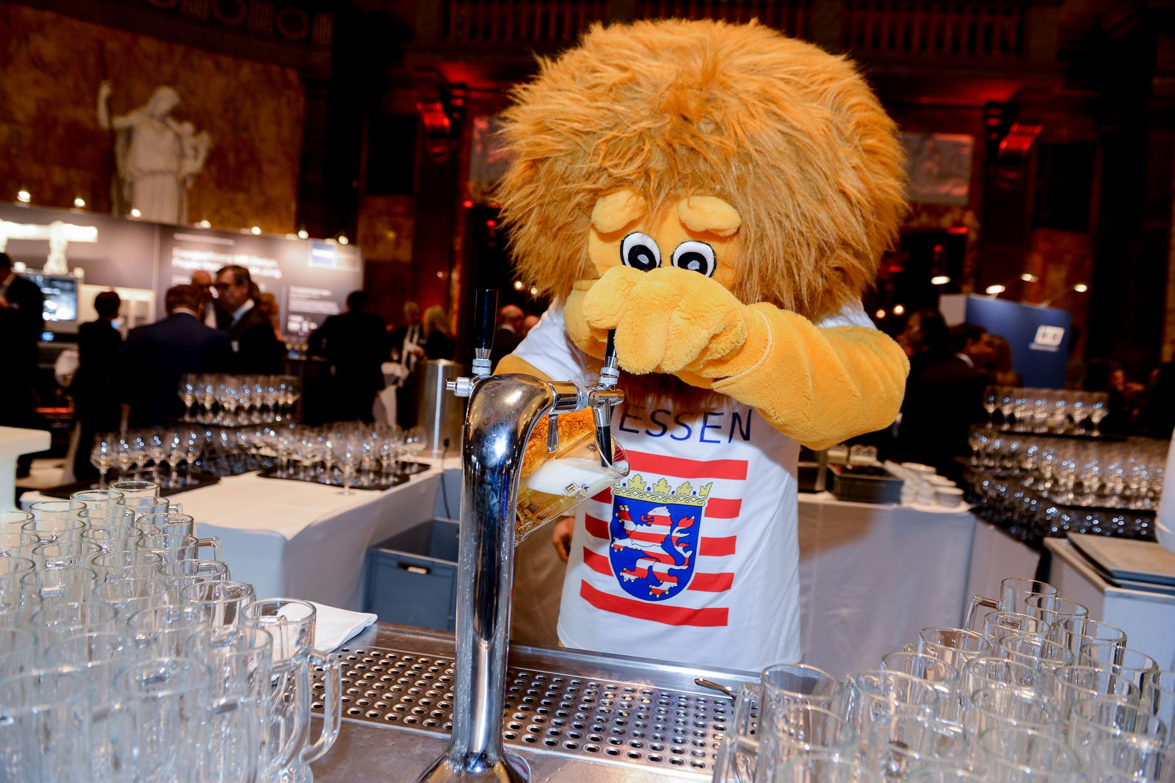 Hessen lion serving beer 