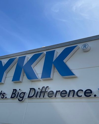 YKK Firmenlogo auf Gebäudewand YKK Firmenlogo auf Gebäudewand